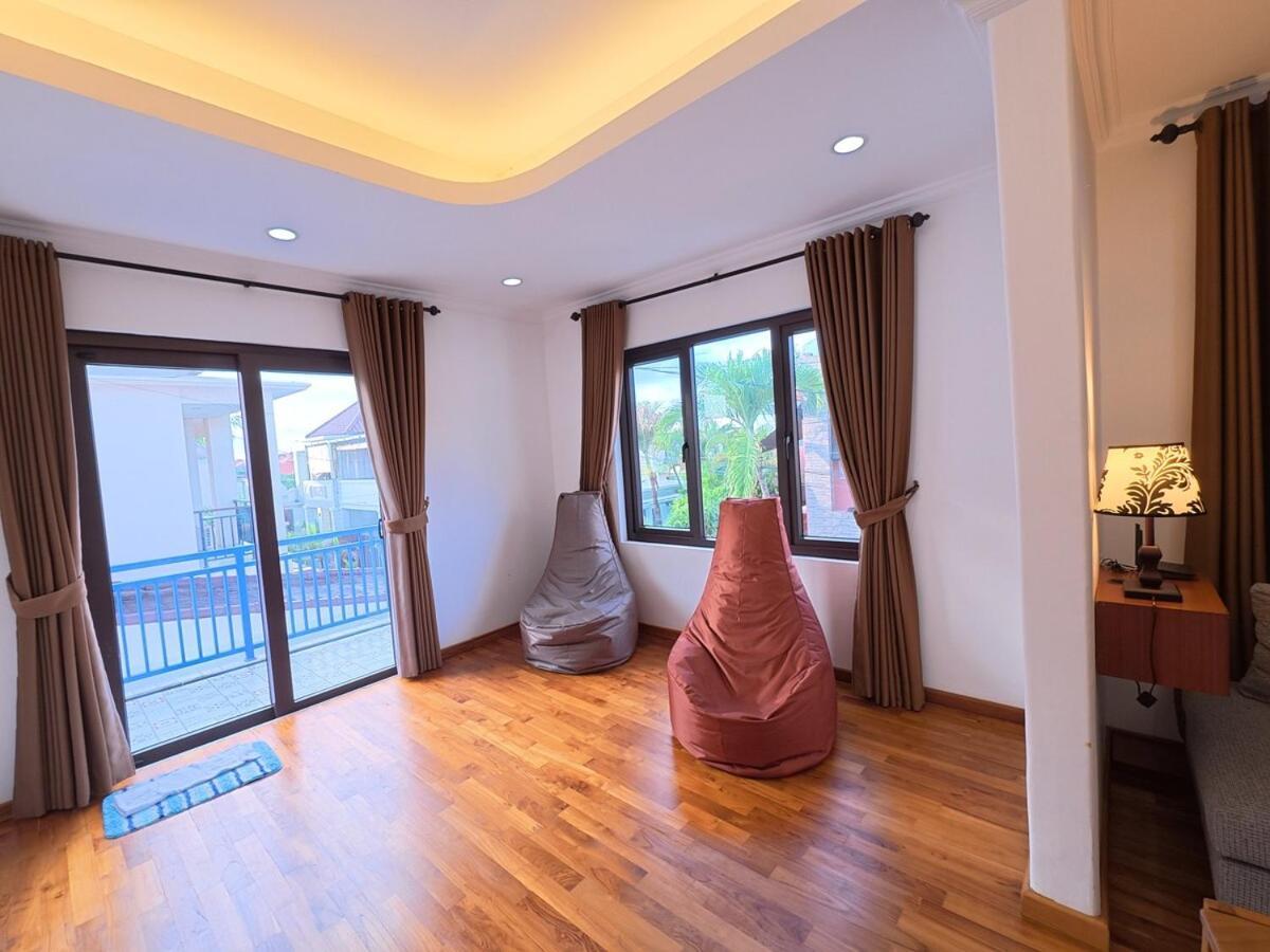 Mimi Mesari, Kerobokan Villa Seminyak (Bali)