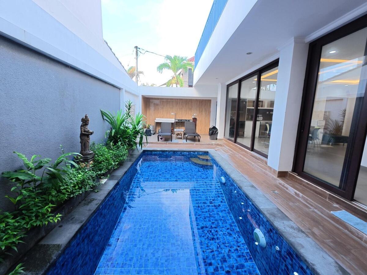 Mimi Mesari, Kerobokan Villa *